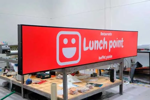 Aviso publicitario con banner rojo