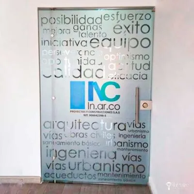 Vinilo frosted, vinilo frosted impreso, vinilo frosted para vidrio, vinilo frosted bogota, vinilo adhesivo frosted, instalación vinilo frosted